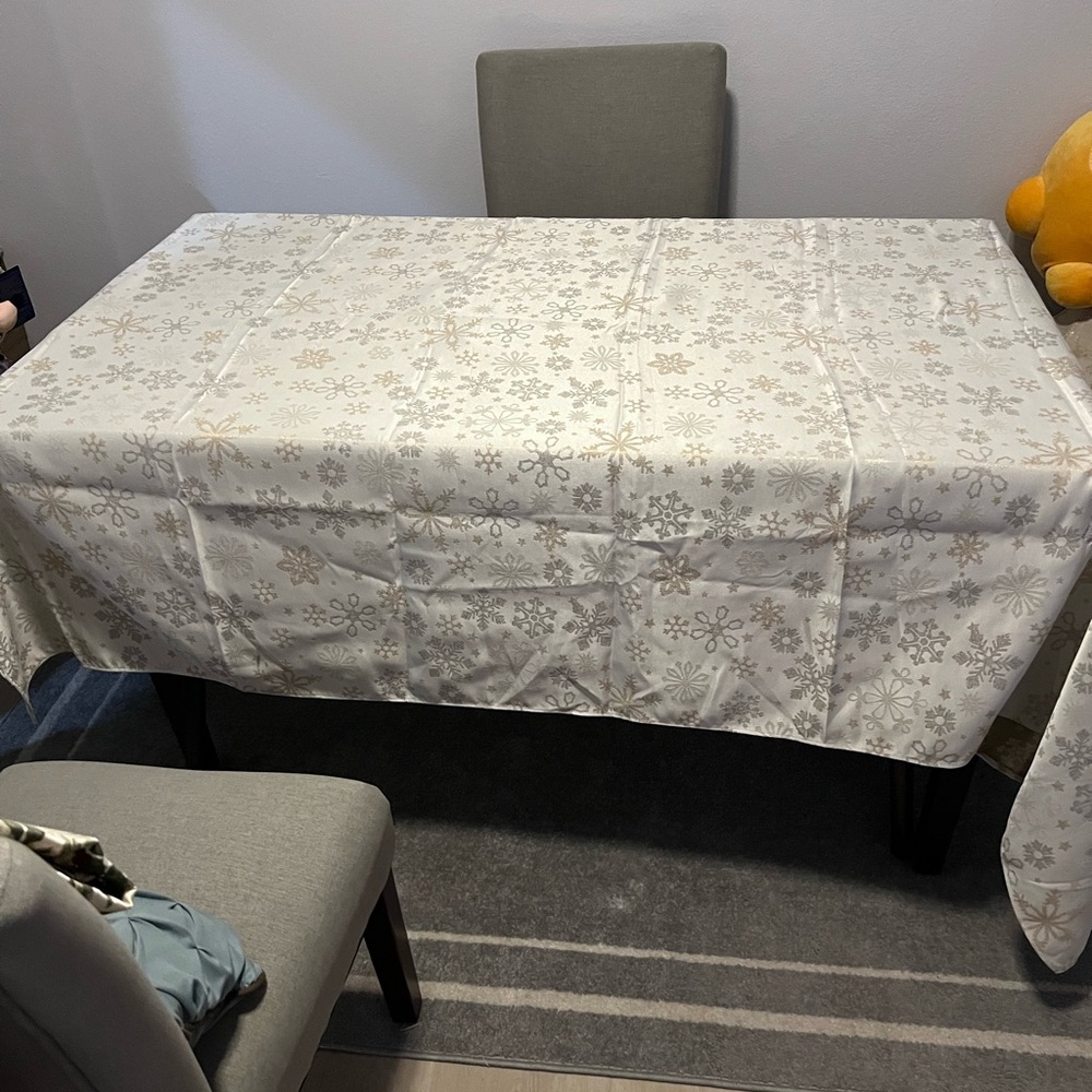 Festive Snowflake Tablecloth in Cream and Gold